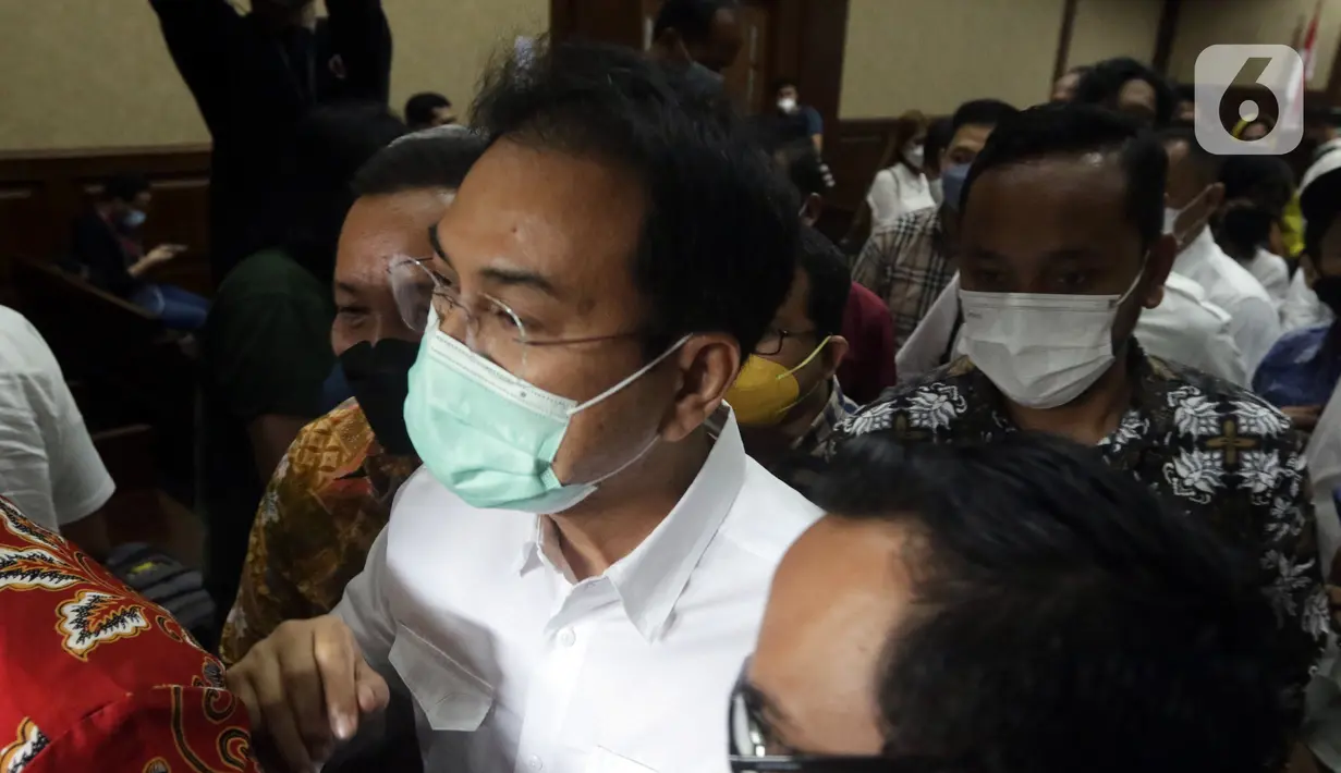 Terdakwa suap penanganan perkara korupsi di Lampung Tengah yang juga mantan Wakil Ketua DPR Azis Syamsuddin usai sidang pembacaan putusan di Pengadilan Tipikor Jakarta, Kamis (17/2/2022). Azis Syamsuddin divonis hukuman 3 tahun 6 bulan penjara dan denda Rp 250 juta. (Liputan6.com/Helmi Fithriansyah)