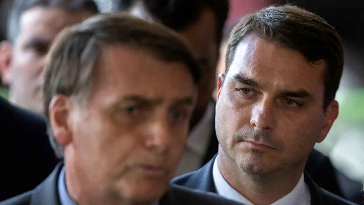 Senator Brasil Flavio Bolsonaro (kanan), putra sulung Presiden Jair Bolsonaro. (AFP)