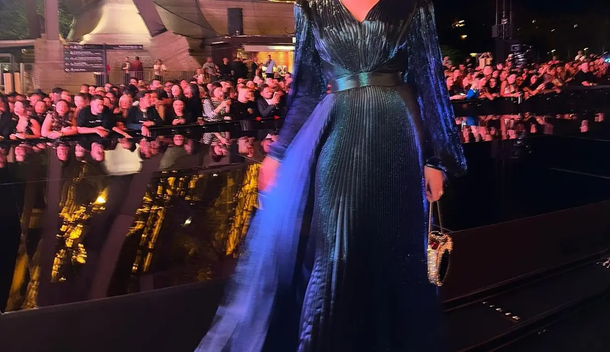 Ibu dua anak itu sukses bikin netizen terpukau dengan penampilannya yang elegan nan glamor. [@tasyafarasya]