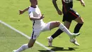 Gelandang Inggris, Phil Foden berusaha mengontrol bola dari kawalan Bek Kroasia, Duje Caleta-Car pada pertandingan grup D Euro 2020 di stadion Wembley di London, Minggu (13/6/2021). Dengan kemenangan ini,  Inggris bertengger di peringkat pertama grup D. (AP Photo/Catherine Ivill, Pool)