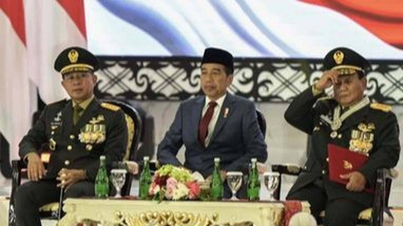 Semula, Prabowo menyandang pangkat bintang tiga dengan gelar Letnan Jenderal (Purn).