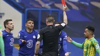 Bek Chelsea Thiago Silva mendapat kartu merah saat menghadapi West Bromwich Albion dalam lanjutan Liga Inggris di Stamford Bridge, Sabtu (3/4/2021) malam WIB. (John Walton/Pool via AP)