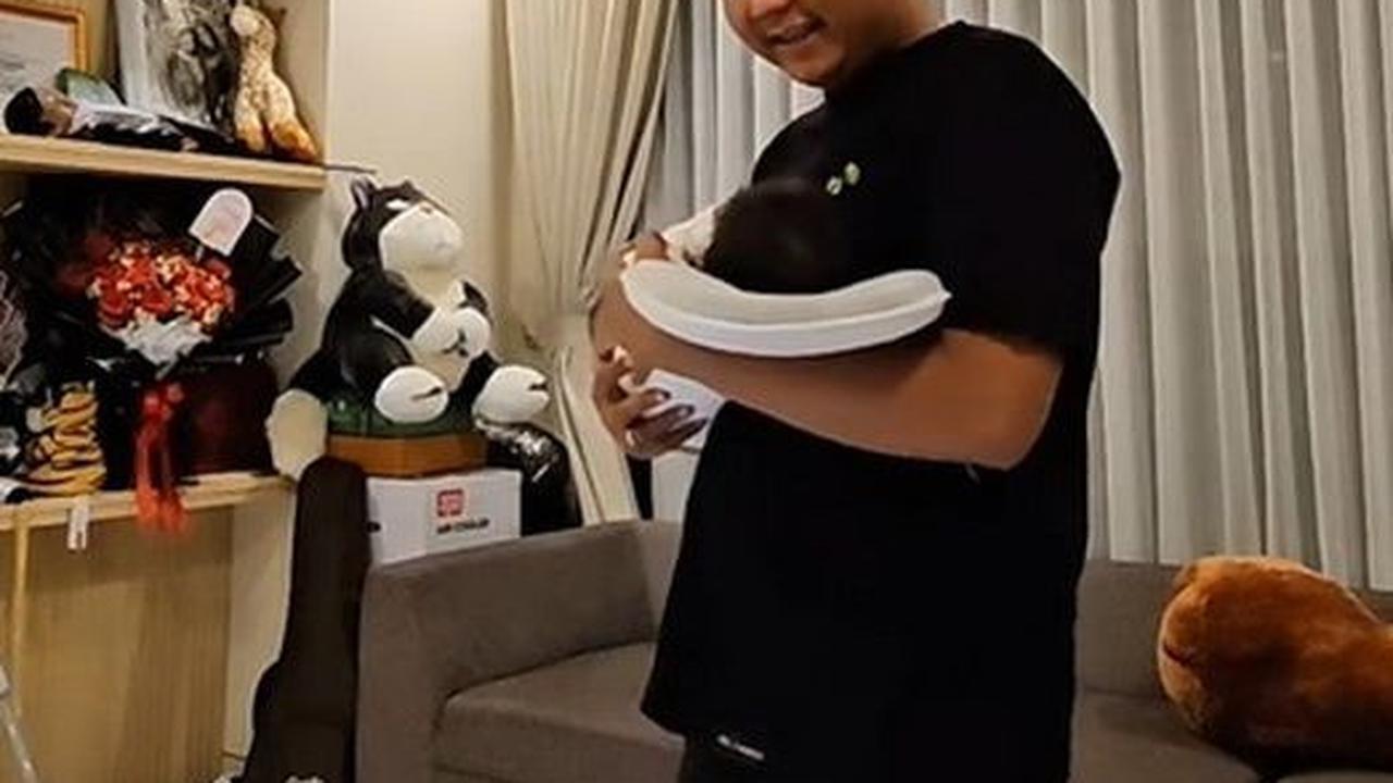Kini jadi Ayah, Ini Potret Denny Caknan saat Gendong Baby Cundamani untuk Belajar Menidurkan Sang Anak