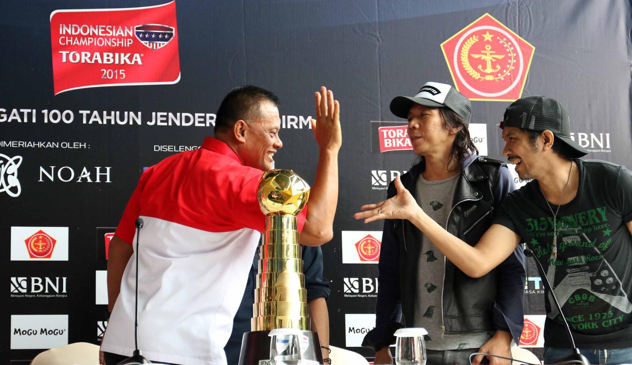 Panglima TNI, Gatot Nurmantyo (kiri) menyerahkan piala Jendera Sudirman secara simbolis kepada grup musik Slank saat menghadiri press conference Piala Jenderal Sudirman di Hotel Century, Senayan, Jakarta, Rabu (20/1/2016). (Bola.com/Nicklas Hanoatubun)