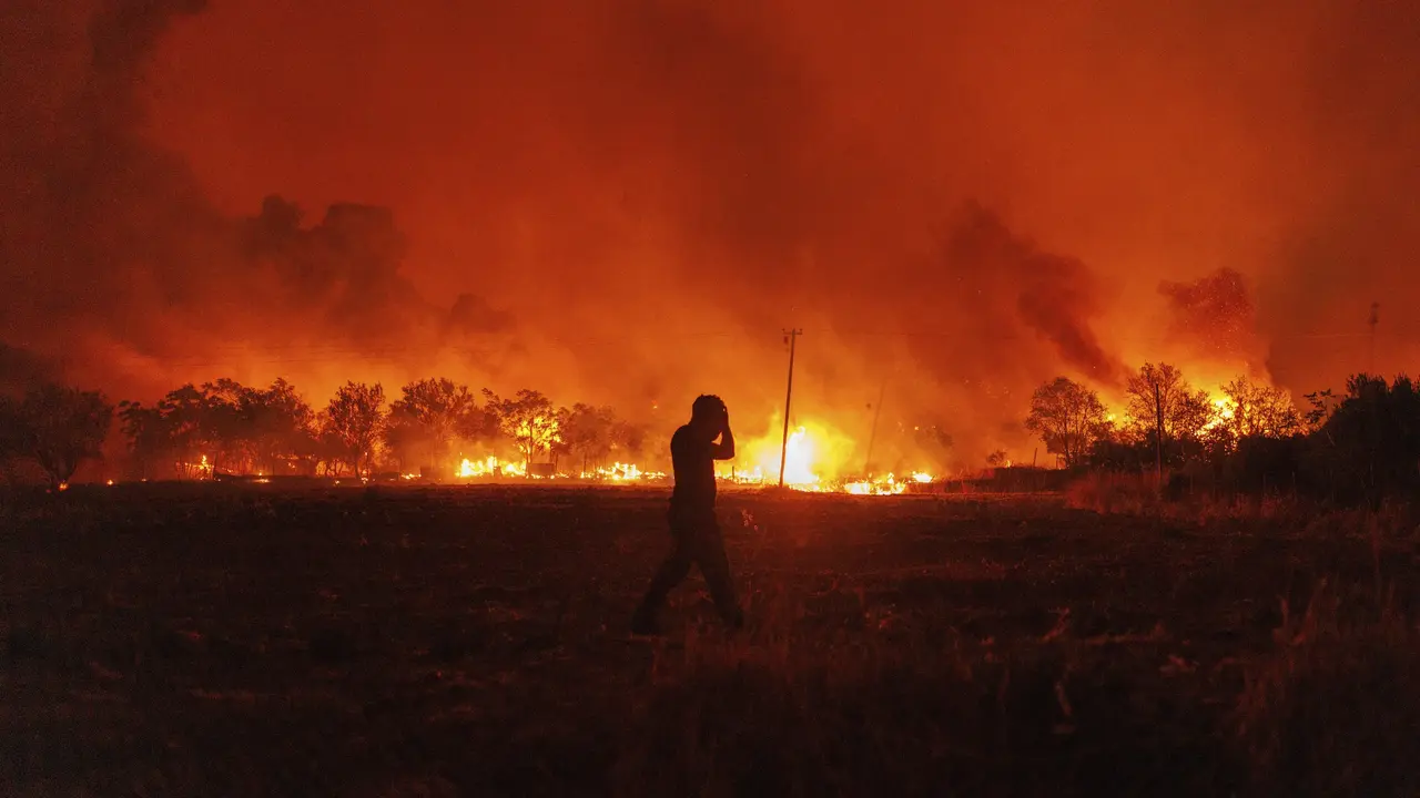 Api Kebakaran Hutan di Yunani