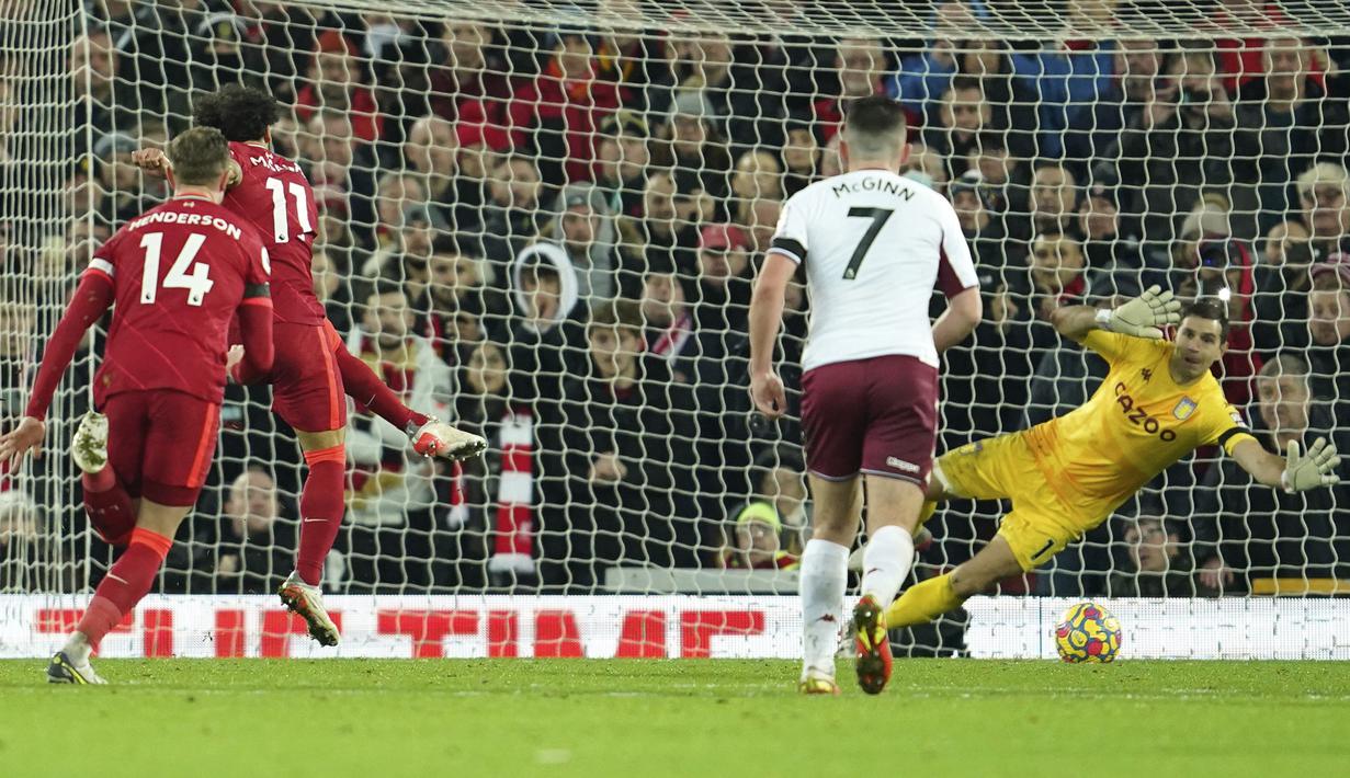 Eksekusi yang diambil langsung Mohamed Salah berjalan mulus. Sepakan keras mendatarnya ke arah pojok kiri gawang tak mampu dibendung Emiliano Martinez meski telah tepat menebak arah bola. Liverpool pun memimpin 1-0. (AP/Jon Super)