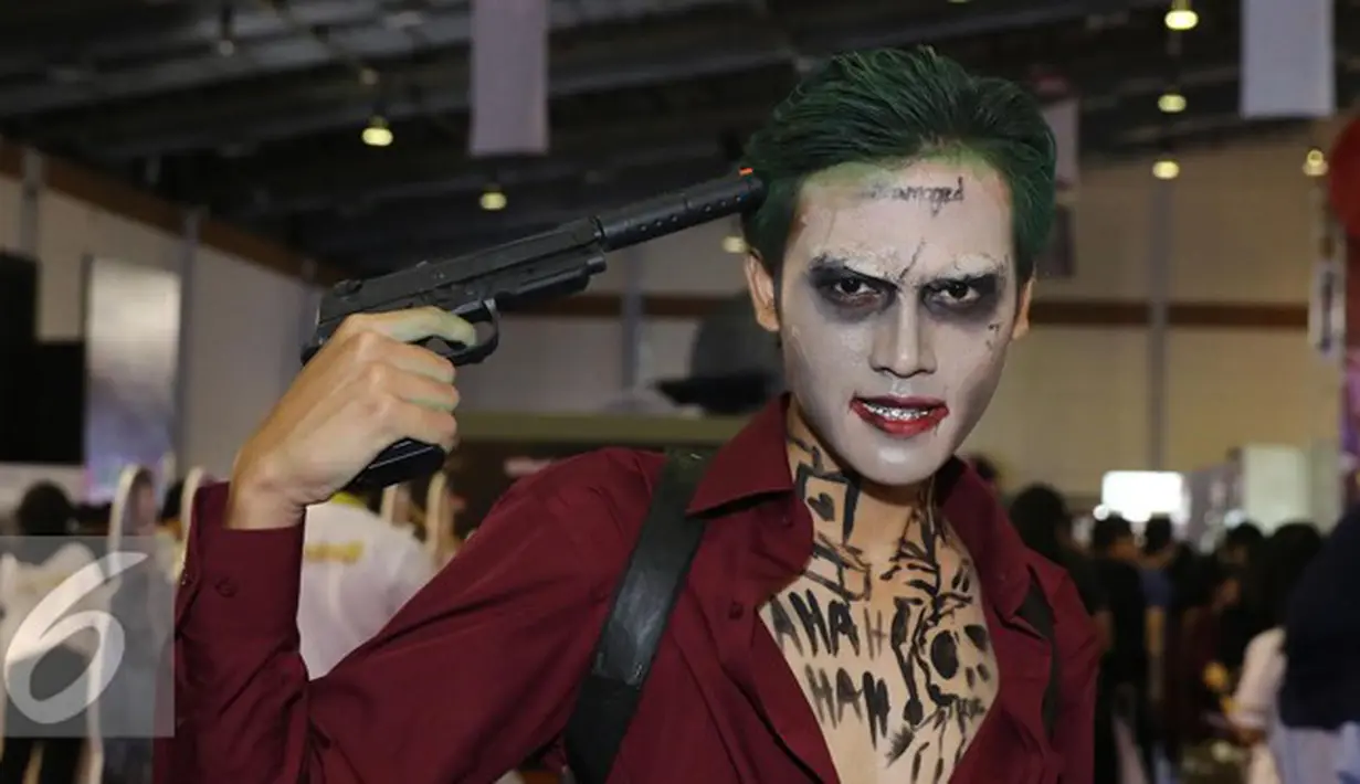 Cosplay Joker berpose di acara  Indonesia Comic Con 2016 di Jakarta, Sabtu (1/10). Indonesia Comic Con 2016 bertema "We Are Pop Culture" ini digelar di Hall A dan B, JCC Senayan. (Liputan6.com/Herman Zakharia)