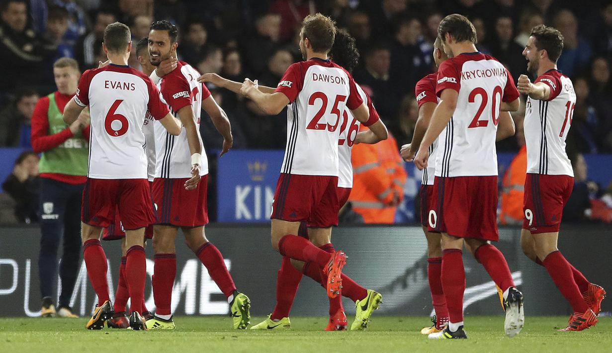 Para pemain West Bromwich Albion merayakan gol  Nacer Chadli (2kiri) pada laga Premier League di King Power Stadium, Leicester, (16/10/2017). Leicester bermain imbang 1-1. (Nick Potts/PA via AP)