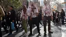 Aktivis Perlakuan Etis terhadap Hewan (PETA) berdandan menyerupai zombie saat aksi protes di depan restoran cepat saji di Sydney, Kamis (15/6). Aksi tersebut sebagai bentuk protes terhadap konsumsi daging dan mempromosikan vegetarian. (SAEED KHAN/AFP)