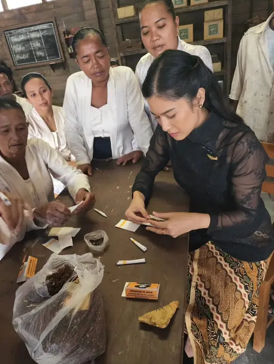 Dian belajar banyak tentang kretek, termasuk cara melintingnya. Ia belajar pada ibu-ibu yang juga ambil bagian di serial ini. [Instagram.com/therealdisastr]