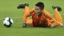 Eiji Kawashima menjadi pemain tertua di Piala Dunia 2022. Ia merupakan kiper Timnas Jepang. Pemain 39 tahun itu diketahui masih mampu tampil konsisten bersama klubnya Strasbourg. Dengan pengalaman dan jam terbangnya, Kawashima menjadi modal penting di skuad Samurai Biru. (AFP/Luis Acosta)