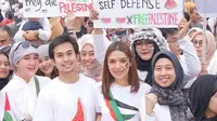 Najwa Shihab turun ke jalan menyuarakan dukungan terhadap rakyat Palestina yang terdampak perang Israel melawan Hamas. Ia bagi-bagi 1.000 semangka. (Foto: Dok. Instagram @kitabisacom)