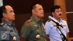 Panglima TNI, Jenderal Gatot Nurmantyo (tengah) bersama Kepala Staf TNI memberi keterangan usai Rapim TNI tahun 2017 di Jakarta, Kamis (19/1). (Liputan6.com/Helmi Fithriansyah)