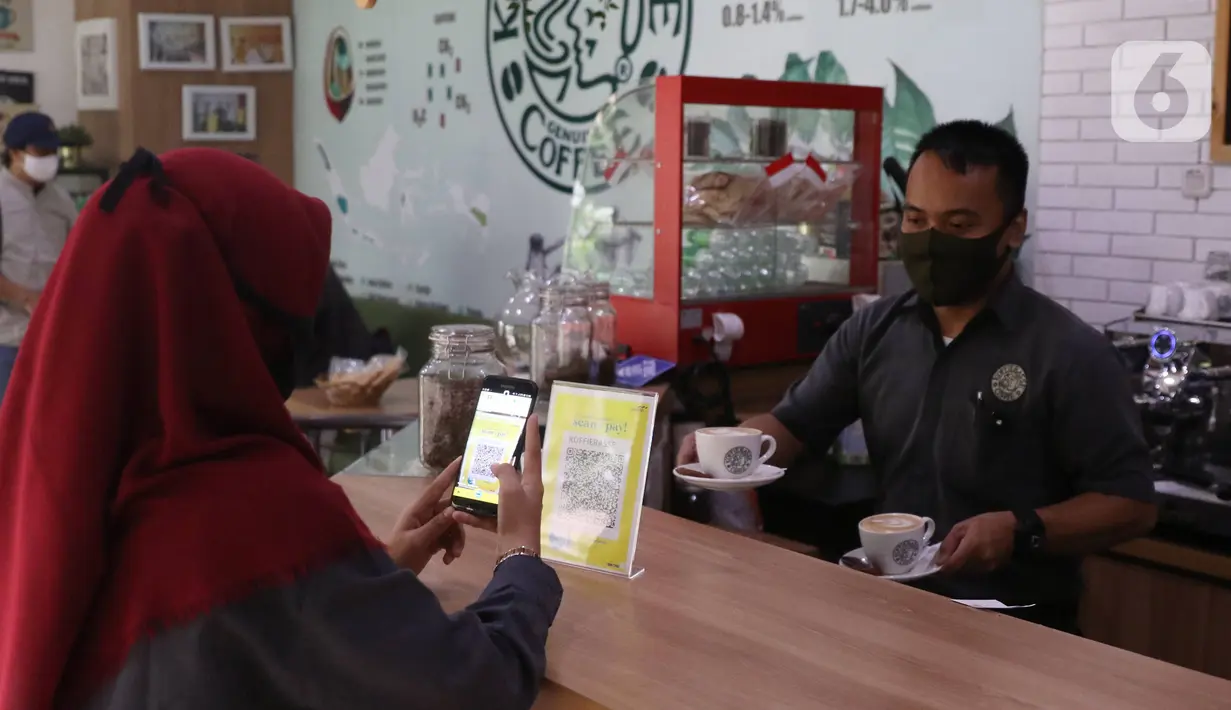 Nasabah memanfaatkan layanan digital bank melalui layanan Mandiri Syariah Mobile di Jakarta, Rabu (8/7/2020). Mandiri Syariah juga mengoptimalkan metode pembayaran digital tanpa uang tunai sebagai upaya untuk mengurangi risiko penyebaran Covid-19 di Era New Normal. (Liputan6.com/Angga Yuniar)