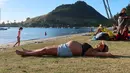 Pemeran dalam film Epen Cupen The Movie itu memamerkan perut buncitnya. Sang suami, Ben mengabadikan istrinya yang sedang tiduran di pinggir sebuah pantai. (Instagram/lamamatropicana)