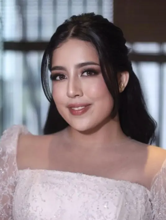 Hanya saja, riasan matanya tampak dibuat lebih tajam dengan aplikasi eyeshadow warna deep brown. [@vinnagracia]