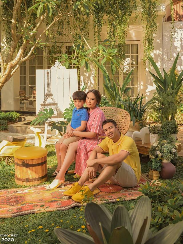 Nagita Slavina, Raffi Ahmad, dan Rafathar. (Foto: Rio Motret dari Instagram @riomotret)