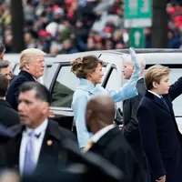 Melania Trump melambaikan tangan kepada rakyat Amerika Serikat (AFP/Bintang.com)