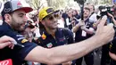 Pembalap Red Bull, Daniel Ricciardo foto bersama penggemar saat parade pembalap jelang balapan pertama musim ini di GP F1 Australia di Melbourne, Australia, (25/3). (AP Photo / Asanka Brendon Ratnayake)