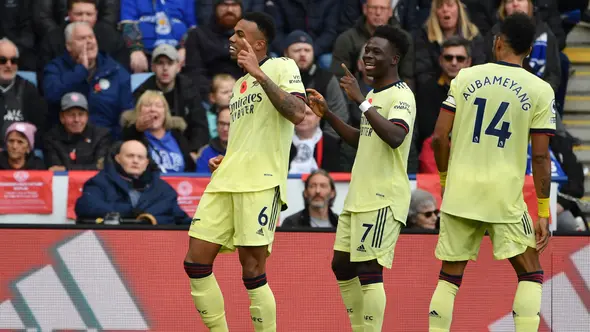 Selebrasi bek Arsenal Gabriel saat menjebol gawang Leicester di ajang Liga Inggris, Sabtu (30/10/2021) (AFP)
