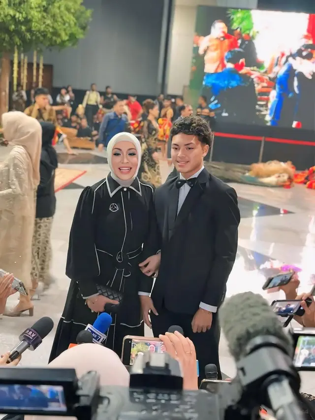 Keanu Massaid dan Angelina Sondakh