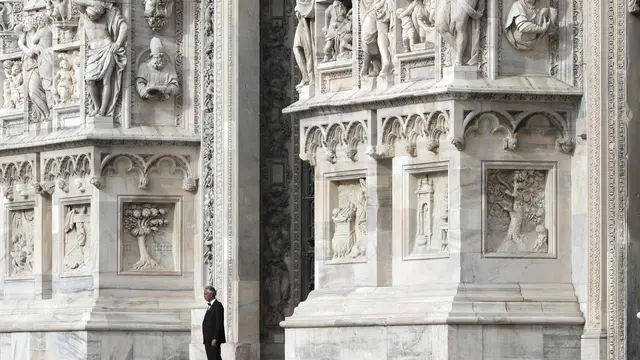 Andrea Bocelli menyanyi di Katedral Duomo yang kosong saat Paskah 2020. (Claudio Furlan/LaPresse via AP)