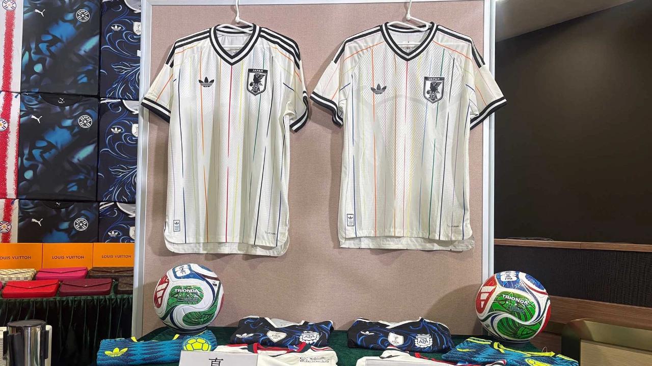 FOTO: Jelang Final Piala Dunia, Hong Kong Sita Ribuan Jersey Palsu
