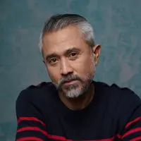 Kini penampilan aktor berusia 51 tahun ini semakin karismatik. Lukman Sardi kini sering tampil dengan rambut putih dan jenggot. Penampilannya ini menawan dan memperlihatkan kematangannya. Penampilan itu membuat sosoknya justru terlihat semakin memikat. (Liputan6.com/IG/@lukmansrd)