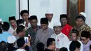 Jokowi menyalami jamaah usai mengikuti salat isya dan tarawih berjamaah di Masjid An Najaah, Cilegon, Selasa (1/7/14). (Liputan6.com/Andrian M Tunay)
