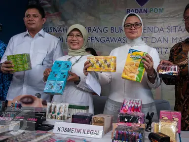 Kepala Badan POM RI  Penny K. Lukito menunjukkan kosmetik dan makanan ilegal sebelum dimusnahkan di Balai Besar POM Jakarta, Selasa (2/5). Pemusnahan secara simbolis dilakukan secara langsung oleh Penny K. Lukito (Liputan6.com/Gempur M Surya)
