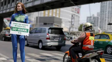 Seorang wanita anggota PETA (People for the Ethical Treatment of Animals) saat melakukan aksi untuk mempromosikan veganisme di Bangkok tanggal 21 April 2016. Wanita ini hanya berbikini saat melakukan aksinya. (REUTERS / Jorge Silva)