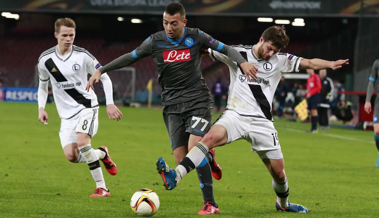 Pemain Napoli, Omar El Kaddouri (tengah) berebut bola dengan dua pemain Legia Warsaw  pada lanjutan  UEFA Europa League di Stadion San Paolo, Naples, Jumat (11/12/2015) dini hari WIB. (AFP Photo/Carlo Hermann)