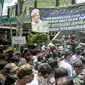 Anggota FPI mengadang anggota Polda Metro Jaya saat ingin memberikan surat pemanggilan kepada Rizieq Shihab di kediamannya di kawasan Petamburan, Jakarta, Rabu (2/12/2020). Polisi kembali memanggil Rizieq Shihab terkait acara Maulid Nabi dan resepsi putrinya. (Liputan6.com/Faizal Fanani)