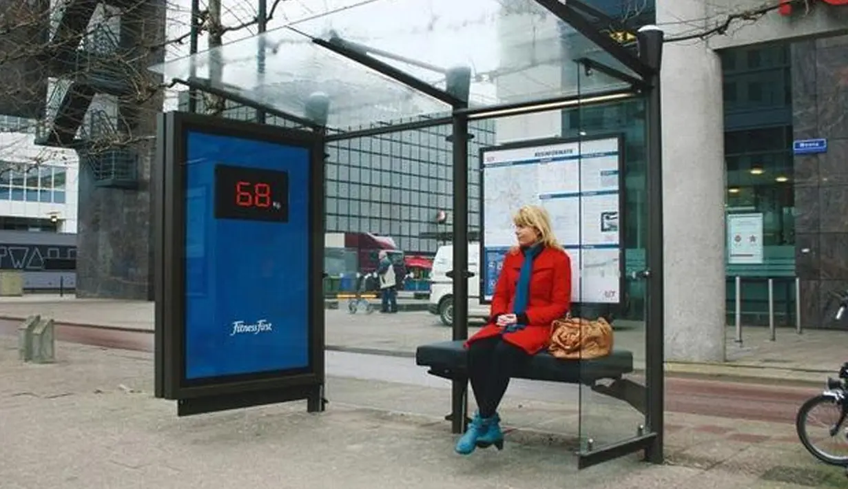 Di halte bus ini, berat badan orang yang duduk di bangku akan ditampilkan di layar di dinding dalam bentuk 2D. Tentunya tak banyak orang yang berani duduk di bangku halte yang berada di Rotterdam, Belanda. (fourwd.tistory.com)