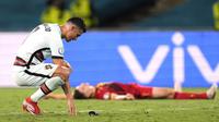 Cristiano Ronaldo bereaksi ketika pertandingan babak 16 besar Euro 2020 antara Belgia melawan Portugal yang berlangsung di Stadion La Cartuja, Sevilla pada Minggu (27/06/2021). (AFP/Pool/Thanassis Stavrakis)