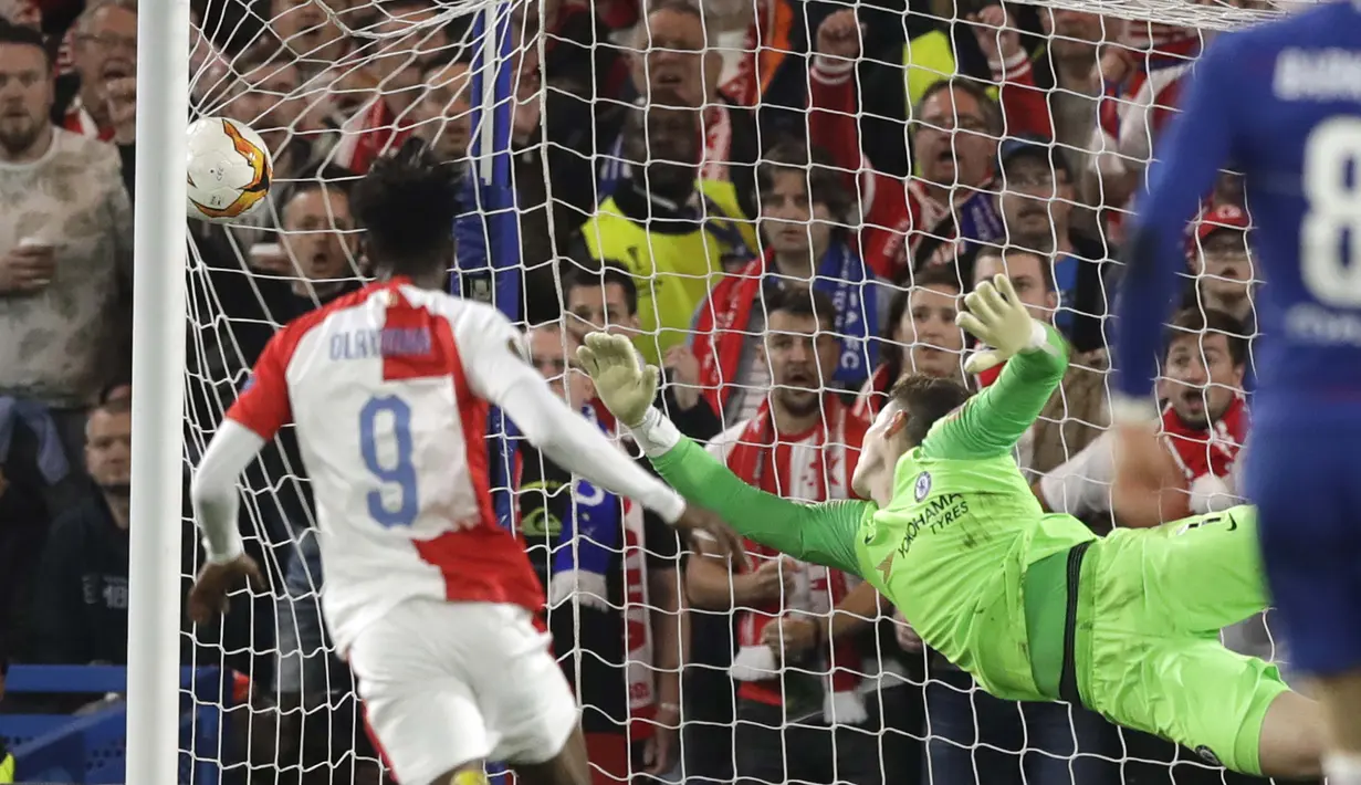 Kiper Chelsea, Kepa Arrizabalaga, gagal menghalau bola ke gawang pada laga leg kedua perempat final Liga Europa di Stadion Stamford Bridge, Kamis (18/4/2019). Chelsea menang 4-3 atas Slavia Praha. (AP/Matt Dunham)