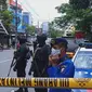 Aparat kepolisian melakukan olah Tempat Kejadian Perkara (TKP) di lokasi peristiwa bom bunuh diri di Gereja Katedral Makassar. (Liputan6.com/ Eka Hakim)