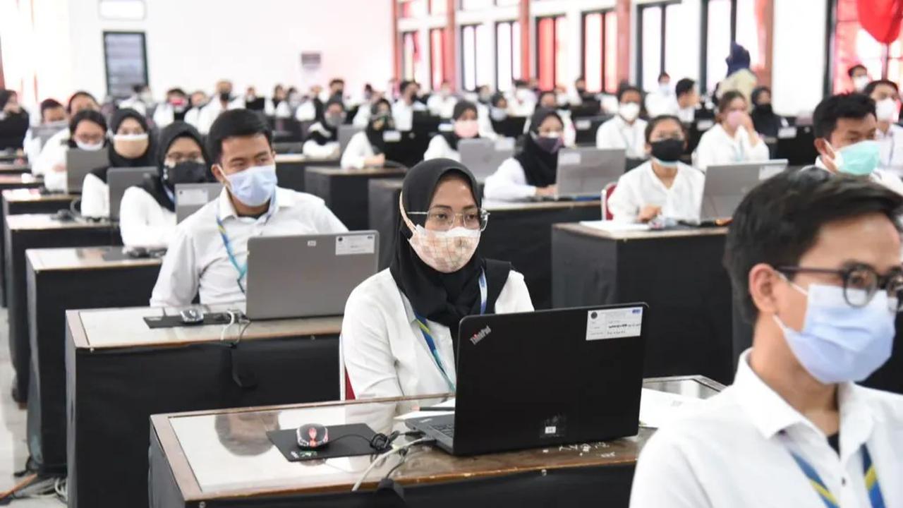 “Pelamar PPPK Kementerian PANRB T.A 2023 yang nomor registrasi dan namanya tercantum dalam lampiran pengumuman ini dinyatakan lulus seleksi administrasi,”&nbsp;
