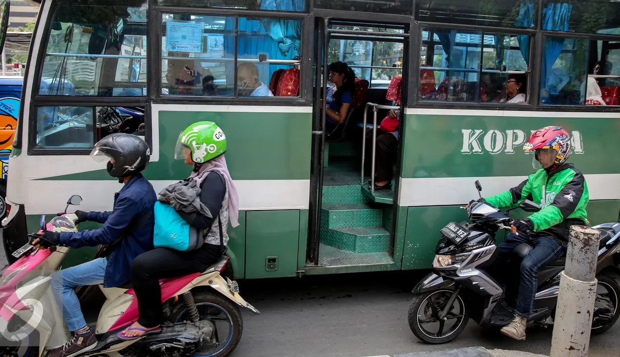 Sejumlah ojek aplikasi melintas disamping angkutan umum bus di kawasan Sudirman, Jakarta, Kamis (8/10/2015). Ketua DPD Organda DKI mencatat adanya penurunan penumpang angkutan umum Hingga 40 Persen. Liputan6.com/Faizal Fanani)