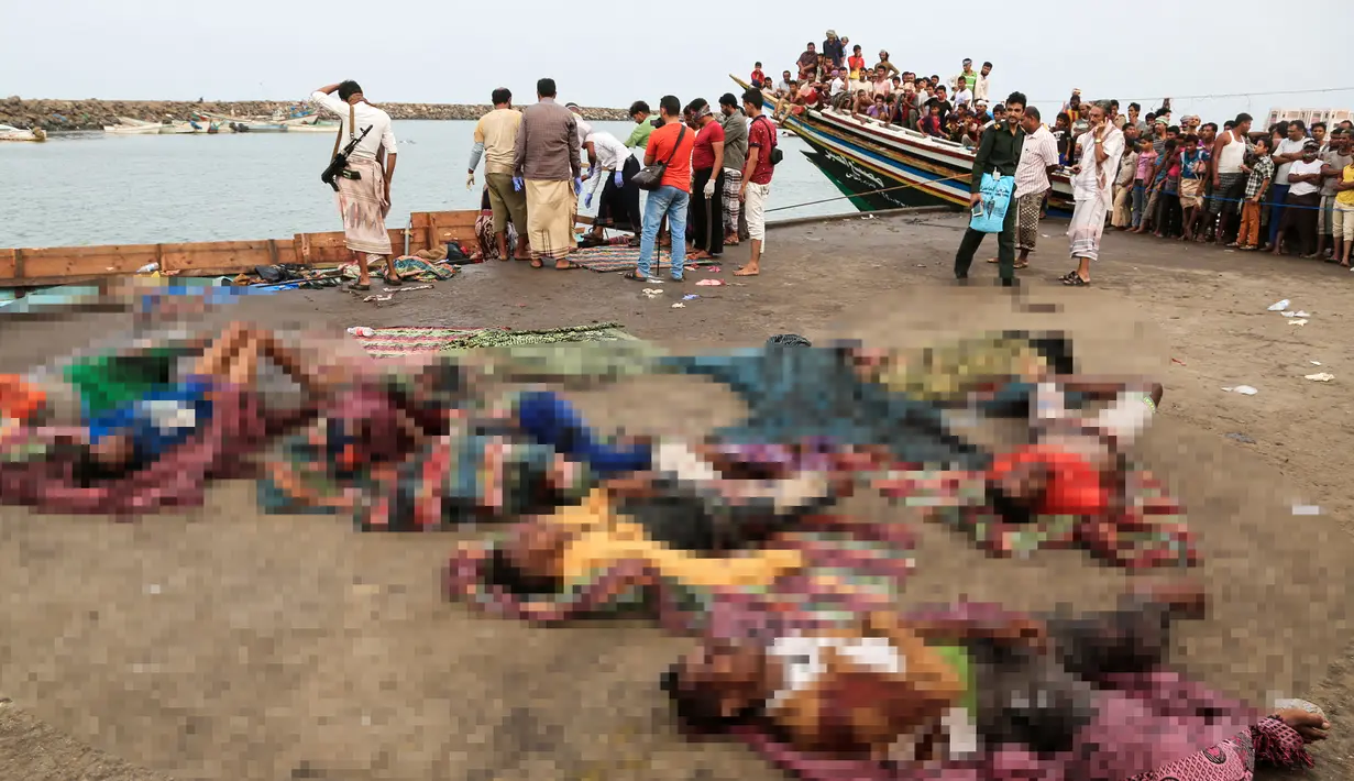 Warga melihat jenazah pengungsi Somalia yang tewas akibat serangan sebuah helikopter di lepas pantai Yaman, Jumat (17/3). Para pengungsi yang dilengkapi dokumen resmi UNHCR tersebut sedang dalam dalam perjalanan dari Yaman ke Sudan. (AFP Photo/STR)