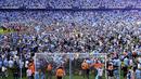 Para suporter tumpah ruah ke lapangan setelah berakhirnya laga antara Manchester City menghadapi Chelsea pada laga lanjutan pekan ke-37 Liga Inggris 2022/2023 di Stadion Etihad, Manchester, Minggu, (21/5/2023). Mereka larut dalam pesta gelar juara Man City. (Martin Rickett/PA via AP)