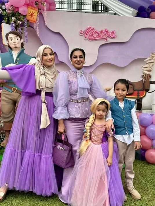 Untuk merayakan ulang tahun ke-5 putri keduanya yang bernama Noora, Tasyi menggelar pesta bertemakan Rapunzel.  [Foto: IG/tasyiiathasyia].