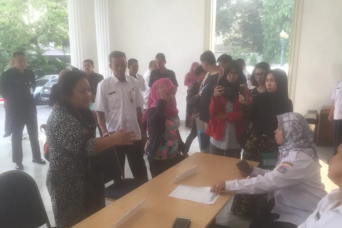 Sosialisasi PPDB Tak Jelas, Seorang Ibu Gebrak Meja Staf Anies
