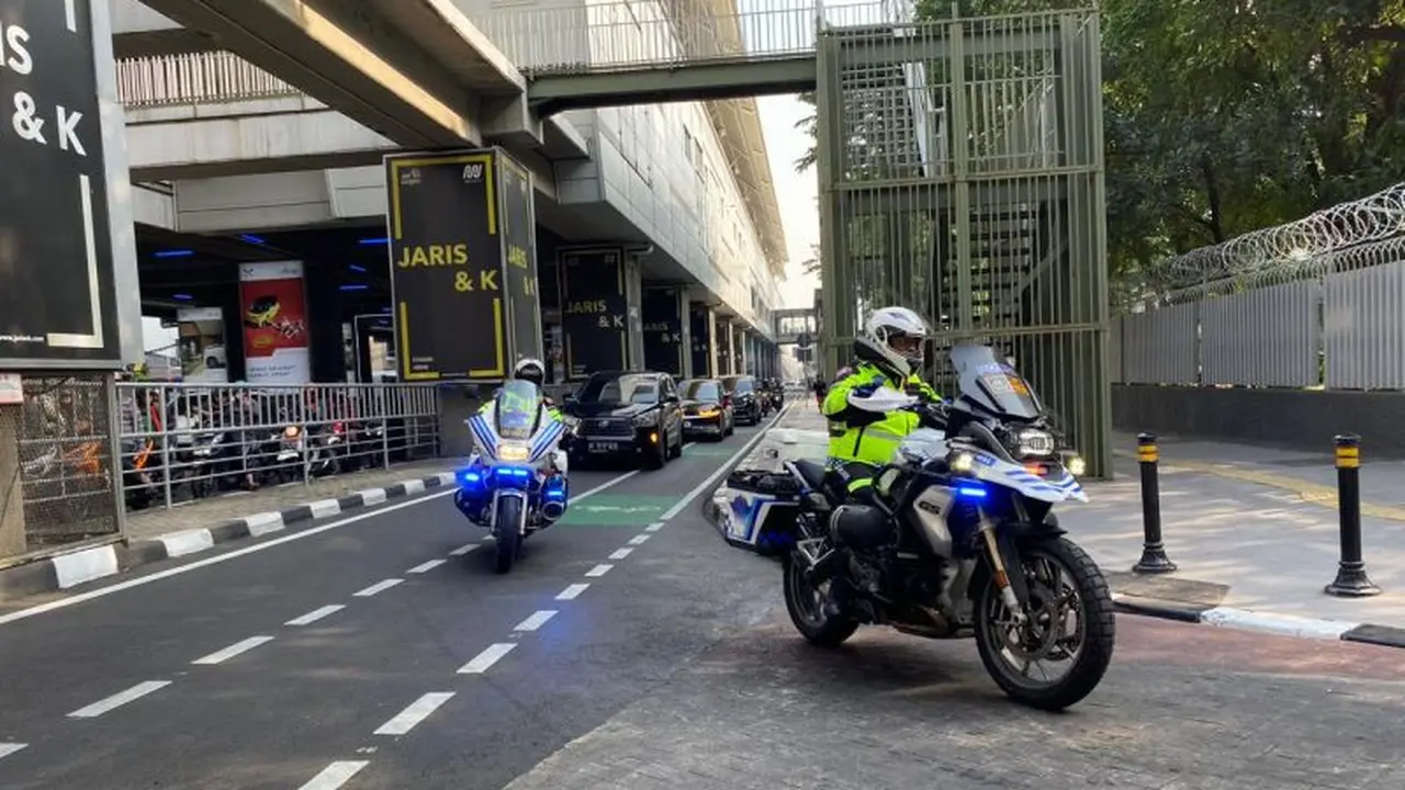 Sekitar 300 personel Suku Dinas Perhubungan (Sudinhub) Jakarta Selatan dikerahkan untuk menjaga lalu lintas selama penyelenggaraan KTT ASEAN. (Antara)