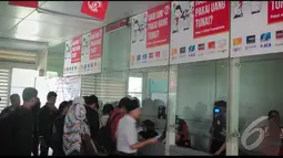 Warga yang memakai jasa Transjakarta mengantri untuk mendapatkan e-ticket di halte busway Blok M, Jakarta, Senin (11/8/2014)(Liputan6.com/Faizal Fanani)