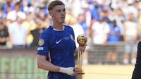 Cole Palmer (10) dari Chelsea memegang trofi Bola Emas setelah pertandingan final Piala Dunia Antarklub antara Chelsea dan PSG di East Rutherford, New Jersey, Minggu, 13 Juli 2025.&nbsp;(AP Photo/Seth Wenig)