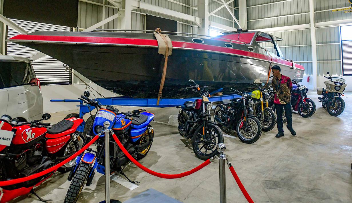 Sebuah perahu dan deretan motor yang siap dilelang terbuka pada acara Badan Pemulihan Aset (BPA) Kejaksaan Agung Fair 2026 di Jakarta, Kamis (21/5/2026). (merdeka.com/Arie Basuki)