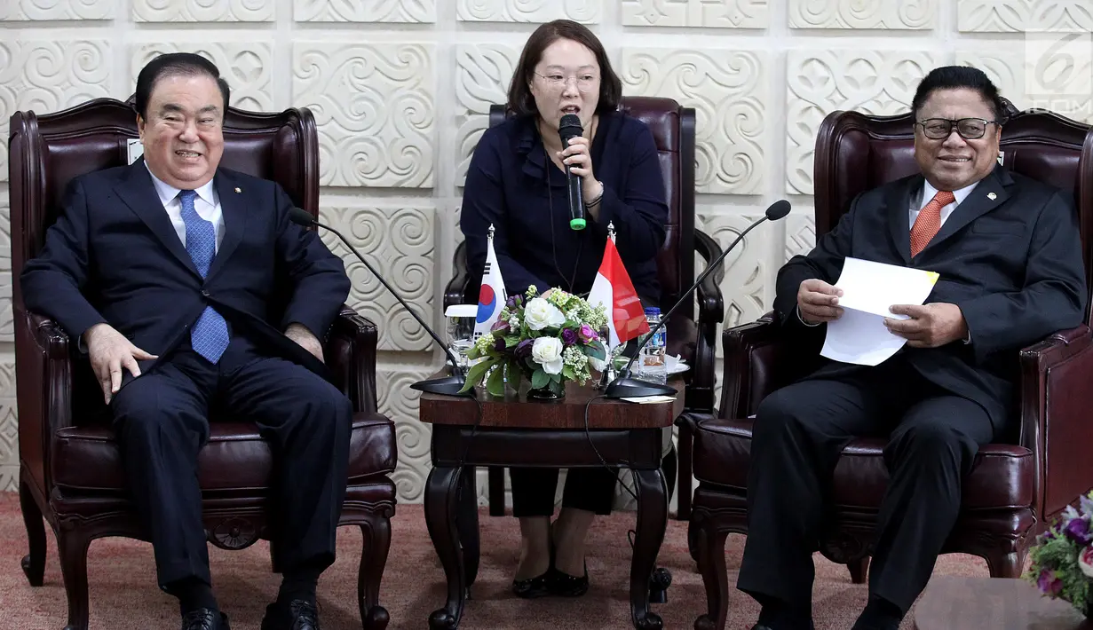 Pertemuan Ketua DPD Oesman Sapta Odang (kanan) dengan Ketua Parlemen Korea Selatan Moon Hee-sang (kiri) di Senayan, Jakarta, Jumat (14/9). Selain berbicara hubungan antarparlemen, pertemuan juga membahas isu terkini kedua negara. (Liputan6.com/JohanTallo)