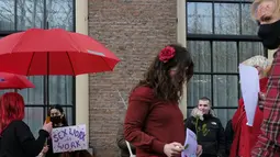 Pekerja seks menuntut untuk dapat bekerja ketika memprotes perlakuan dan stigma yang tidak setara selama demonstrasi di Den Haag, Belanda, Selasa (2/3/2021). Mereka berdemonstrasi di luar parlemen dalam protes terhadap penguncian keras virus corona oleh pemerintah. (AP Photo/Patrick Post)