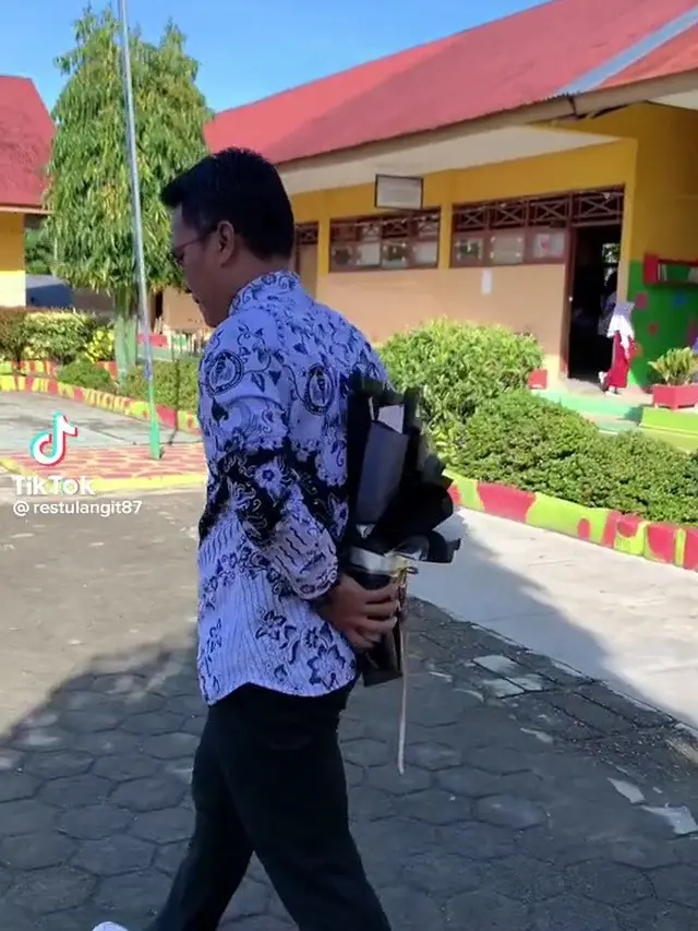 Guru Melamar Kepala Sekolah